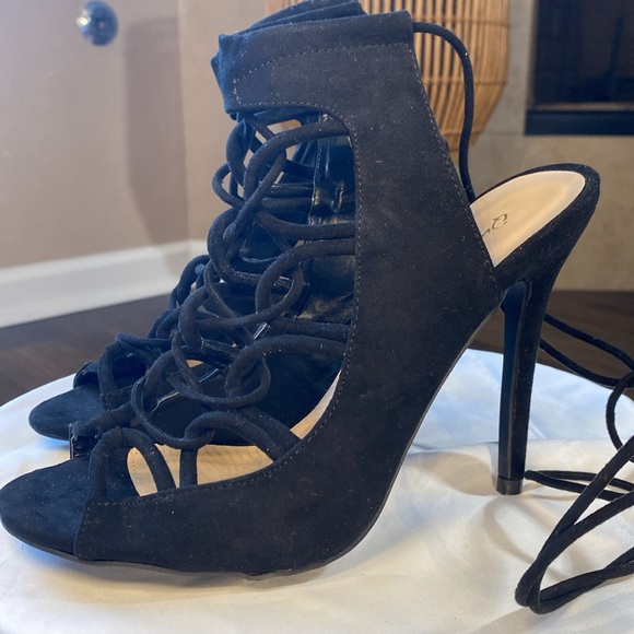 Black heels - Picture 3 of 8